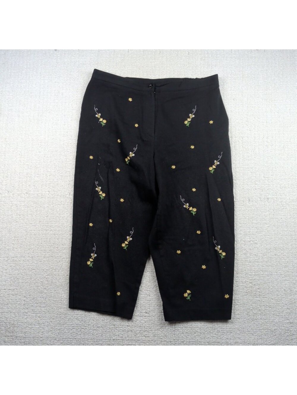 Alfred Dunner Womens Black Embroidered Cute Bee Flower Capri Pants Size 18